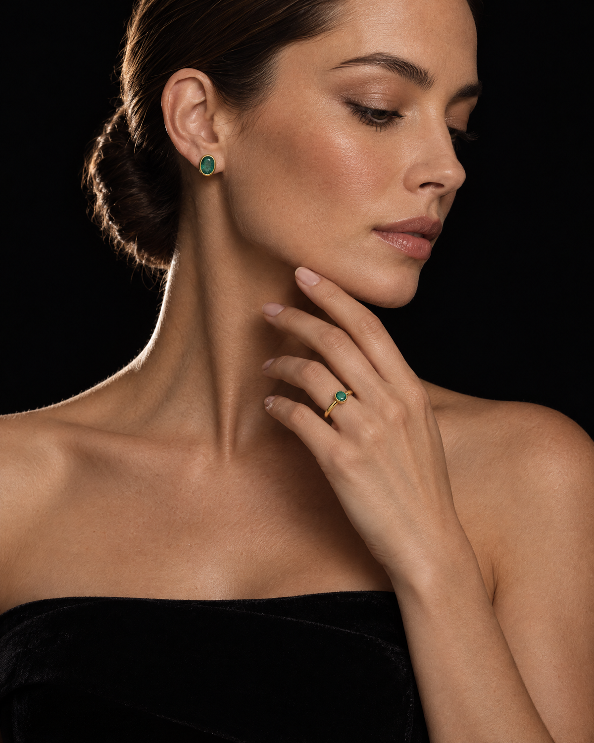 Smaragd-Schmuckset aus 585 Gelbgold im Profil